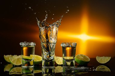 Siyah yansıtıcı arka planda deniz tuzu ve limon dilimli tekila.. 