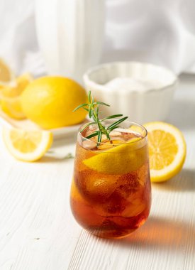 Buzlu çay ya da buzlu, biberiyeli ve limonlu alkollü kokteyl. Taze, sağlıklı, soğuk limon suyu. Buzlu ve limonlu çay..