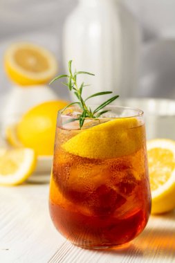 Buzlu çay, biberiye ve beyaz masada limon dilimleri. Buzlu ve limonlu çay..
