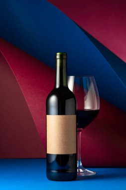 Şişe ve bir bardak kırmızı şarap. Eski boş bir şişede. Metnin için boşluk kopyala.