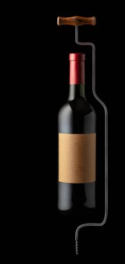 Bir şişe kırmızı şarap ve siyah arka planda eski tirbuşon. Pahalı şarap temasının kavramsal görüntüsü. Boşluğu kopyala.