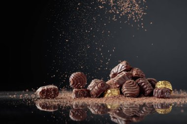 Çikolata parçacıkları üzerine çikolata parçacıkları serpiştirilmiş..