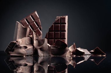 Kırık çikolata ve siyah çikolata parçaları. Boşluğu kopyala.