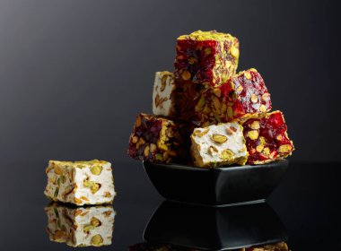 Siyah yansıtıcı arka planda küçük siyah bir tabakta geleneksel Türk zevki.