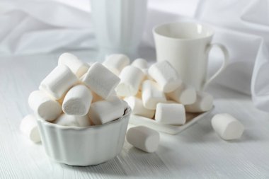 Beyaz ahşap bir masada beyaz şekerlemeler..