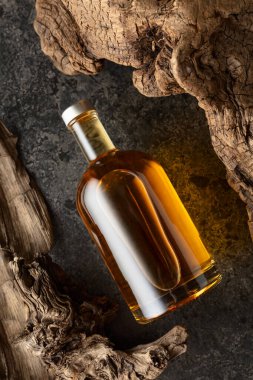 Bir şişe viski ve kurutulmuş atıştırmalıklar. Sert alkollü içecekler kavramı. Üst görünüm.