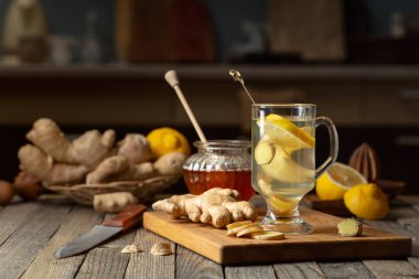 Eski ahşap bir masada limonlu ve ballı zencefil çayı. Boşluğu kopyala.