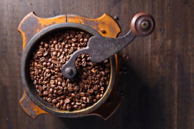Eski kahve öğütücüsü ve kavrulmuş kahve çekirdekleri.
