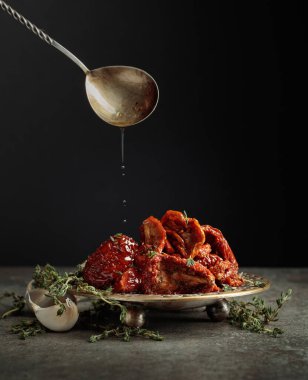 Baharatlı, güneşte kurutulmuş domates ve kekik zeytinyağı.. 