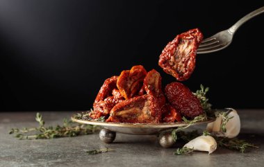 Baharatlı, güneşte kurutulmuş domatesli ve kekik zeytinyağlı. Boşluğu kopyala.