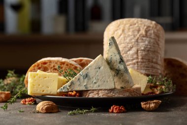 Mutfak masasında peynir, ekmek, ceviz ve kekik. Boşluğu kopyala.