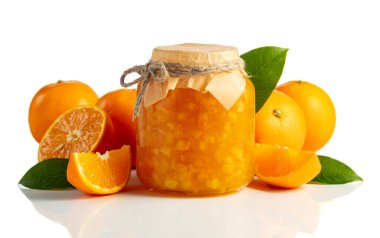 Cam kavanozda portakal reçeli ve beyaz arka planda taze meyveler..