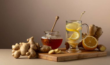 Bej arka planda limonlu ve ballı zencefil çayı. Boşluğu kopyala.