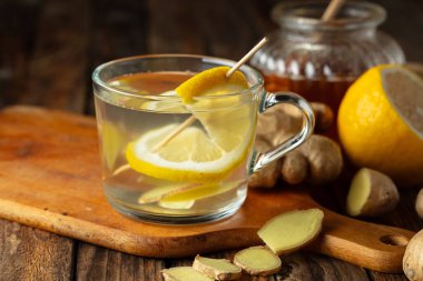 Mutfak masasında limonlu ve ballı zencefilli çay..