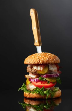 Domatesli hamburger, soğan, korunmuş salatalık, salata, peynir, sığır eti ve pastırma..
