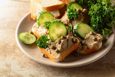 Taze salatalık, kapari ve maydanozlu açık ezmeli sandviçlerle dolu bir hayat..