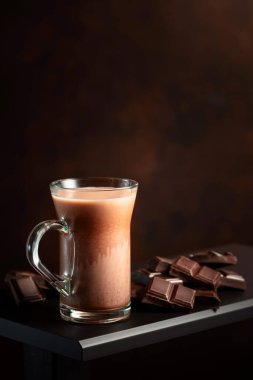 Acı çikolata parçaları ve bir bardak kakao. Boşluğu kopyala.