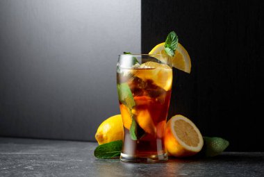 Buzlu çay, naneli ve limonlu. Boşluğu kopyala.