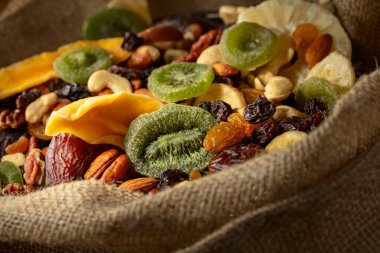 Çuval bezinde kurutulmuş tropik meyve, fındık ve kuru üzüm..