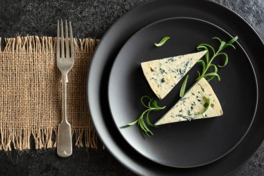 Blackstone masasında mavi peynir ve biberiye. Üst Manzara. Boşluğu kopyala.