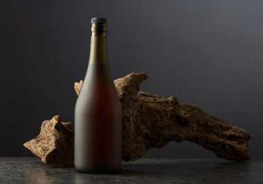 Antika bir şişe brendi ve siyah arka planda eski bir pürüz. Boşluğu kopyala.