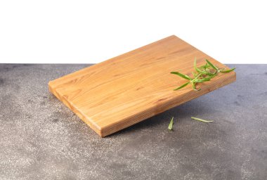 Gri taşlı arka planda biberiyeli boş kesim tahtası. Beyaz arkaplanda izole