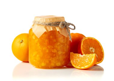 Cam kavanozda portakal reçeli ve beyaz arka planda taze meyveler..