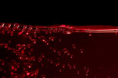 Siyah arka planda kırmızı şarap, soyut sıçrama. Makro atış. Boşluğu kopyala.