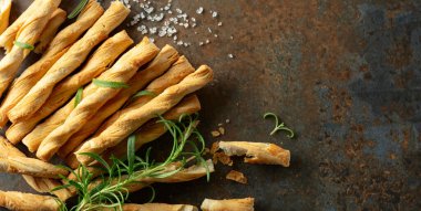 Deniz tuzu ve biberiyeli ev yapımı Grissini ekmeği. Üst görünüm.