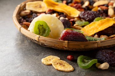 Kurumuş tropikal meyveler, çeşitli fındıklar ve kuru üzümler..