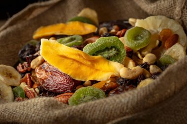 Çuval bezinde kurutulmuş tropik meyve, fındık ve kuru üzüm..