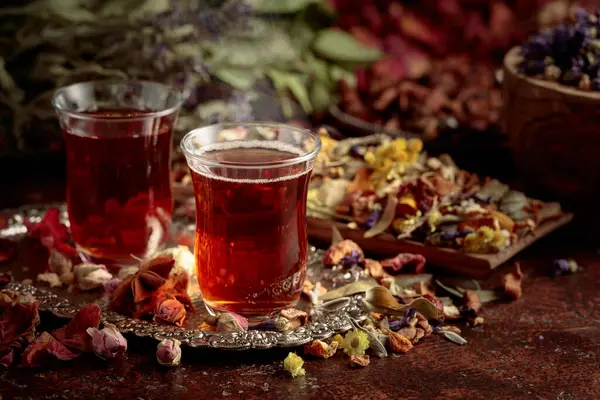 Bitki çayı ve çeşitli kurutulmuş tıbbi bitki ve bitkilerin karışımı kahverengi mahsul bir arka planda..