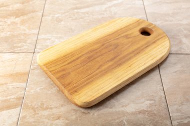 Mutfak masasında kesme tahtası. Mutfak geçmişi. Boş tahta kesme tahtası, ürün görüntüleme alanı.