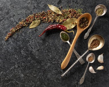 Siyah taşlı arka planda kurutulmuş organik baharatların karışımı. Uzayı kopyala Üst görünüm.