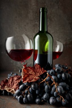 Kırmızı şarap, mavi üzümlü ve klasik arka planda..