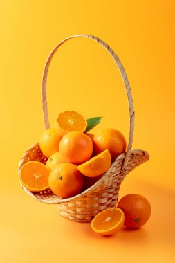 Turuncu arka planda taze portakallar. Boşluğu kopyala.