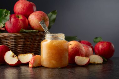 Elma reçeli ve siyah taş bir masada kırmızı taze elmalar. Boşluğu kopyala.