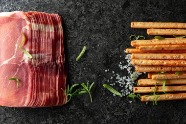 Ekmek çubuğu ve biberiyeli Prosciutto. Geleneksel İtalyan atıştırmalıkları. Üst görünüm.