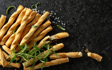 Deniz tuzu ve biberiyeli ev yapımı Grissini ekmeği. Üst görünüm.