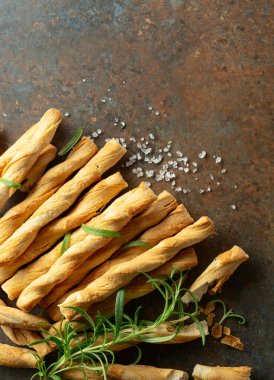 Deniz tuzu ve biberiyeli ev yapımı Grissini ekmeği. Üst görünüm.