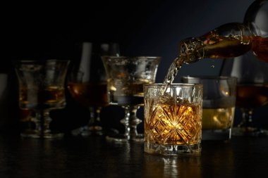 Viski şişeden kristal bardağa dökülür..