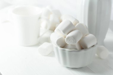 Beyaz ahşap bir masada beyaz şekerlemeler..