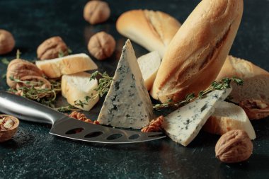 Baget, ceviz ve kekik ile mavi peynir. Geleneksel Akdeniz atıştırmalıkları.