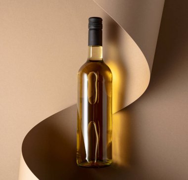 Bej bir arka planda bir şişe beyaz şarap. Üst Manzara. Boşluğu kopyala.