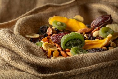Çuval bezinde kurutulmuş tropik meyve, fındık ve kuru üzüm..