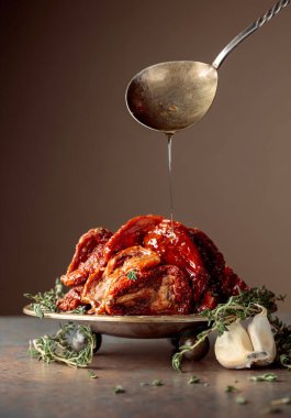 Kekik ve sarımsaklı zeytin yağında ev yapımı kurutulmuş domates. Boşluğu kopyala.