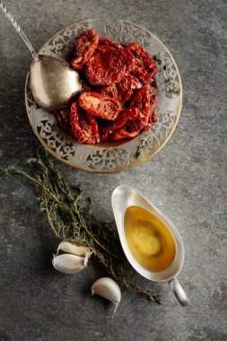 Kekik ve sarımsaklı zeytin yağında ev yapımı kurutulmuş domates. Üst görünüm.