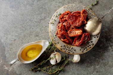 Kekik ve sarımsaklı zeytin yağında ev yapımı kurutulmuş domates. Üst Manzara. Boşluğu kopyala.