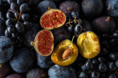 Sulu taze mavi meyveler. Mavi üzüm, mavi erik ve incir. Üst görünüm.