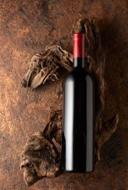 Bir şişe kırmızı şarap ve eskimiş eskimiş eskimiş eskimiş şaraplar. Üst görünüm.